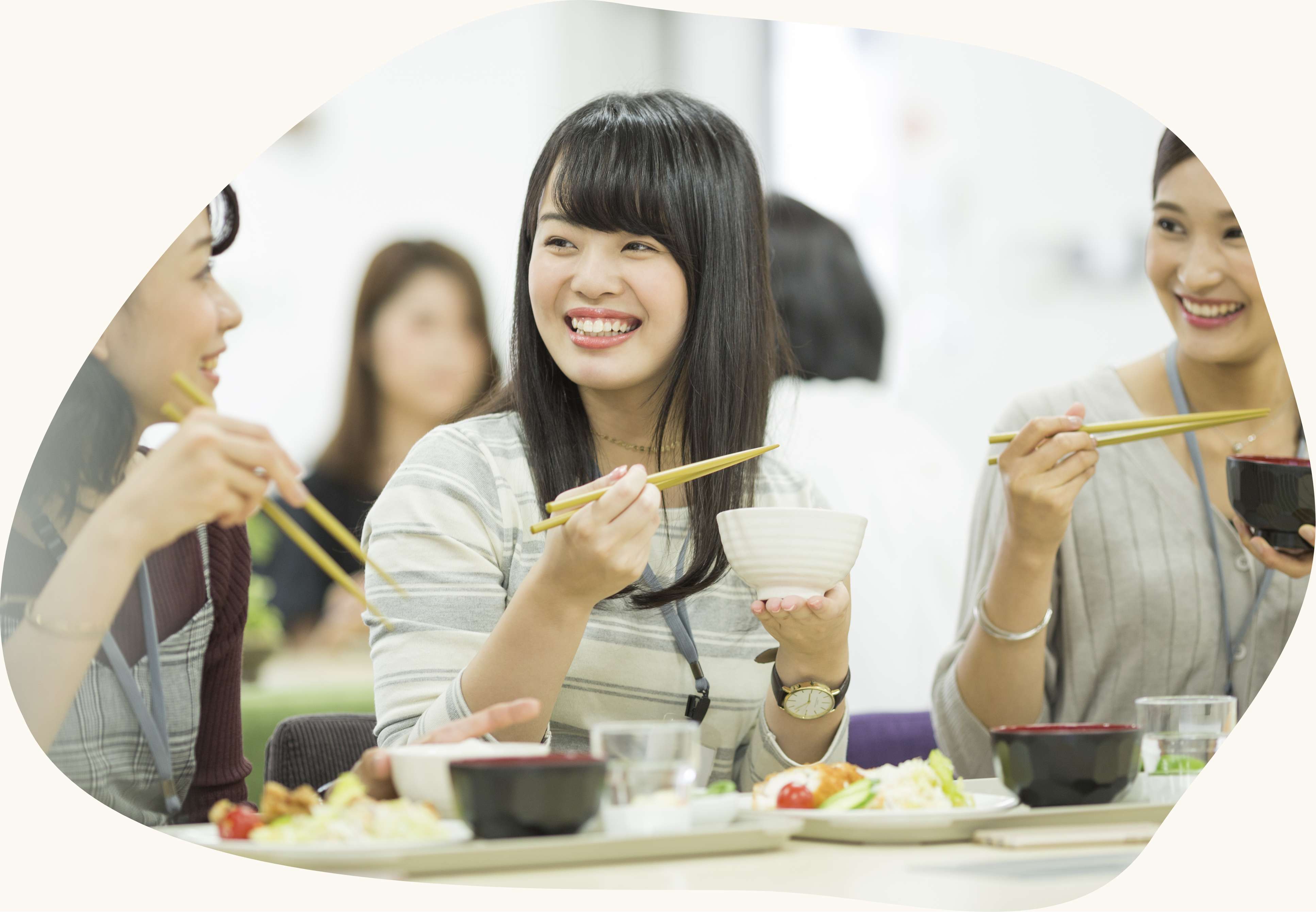 メインビジュアル(複数人の女性が食事を撮る光景)