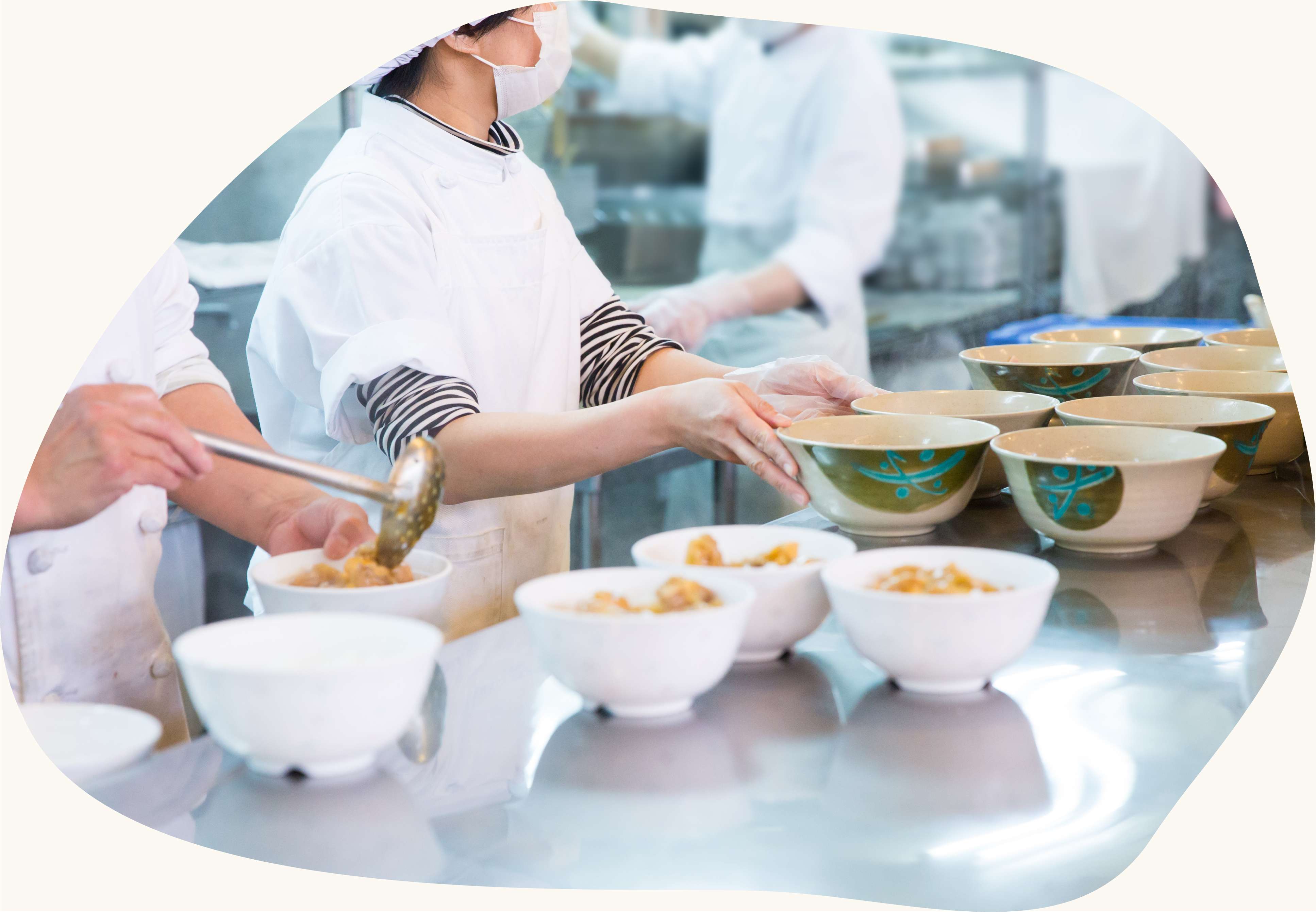 メインビジュアル(給食の配膳をする光景)