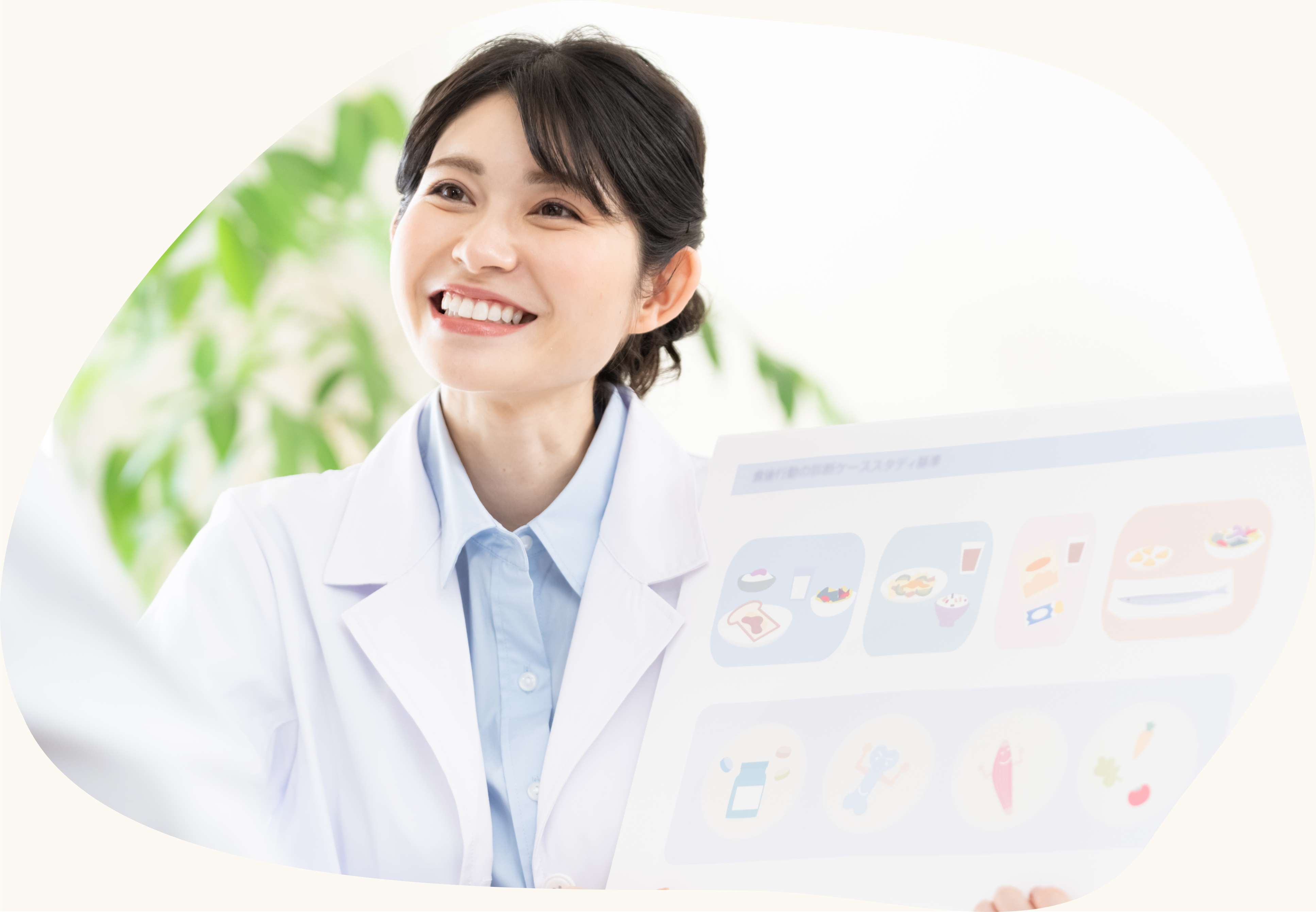 メインビジュアル(図を用いて栄養の説明をする女性)